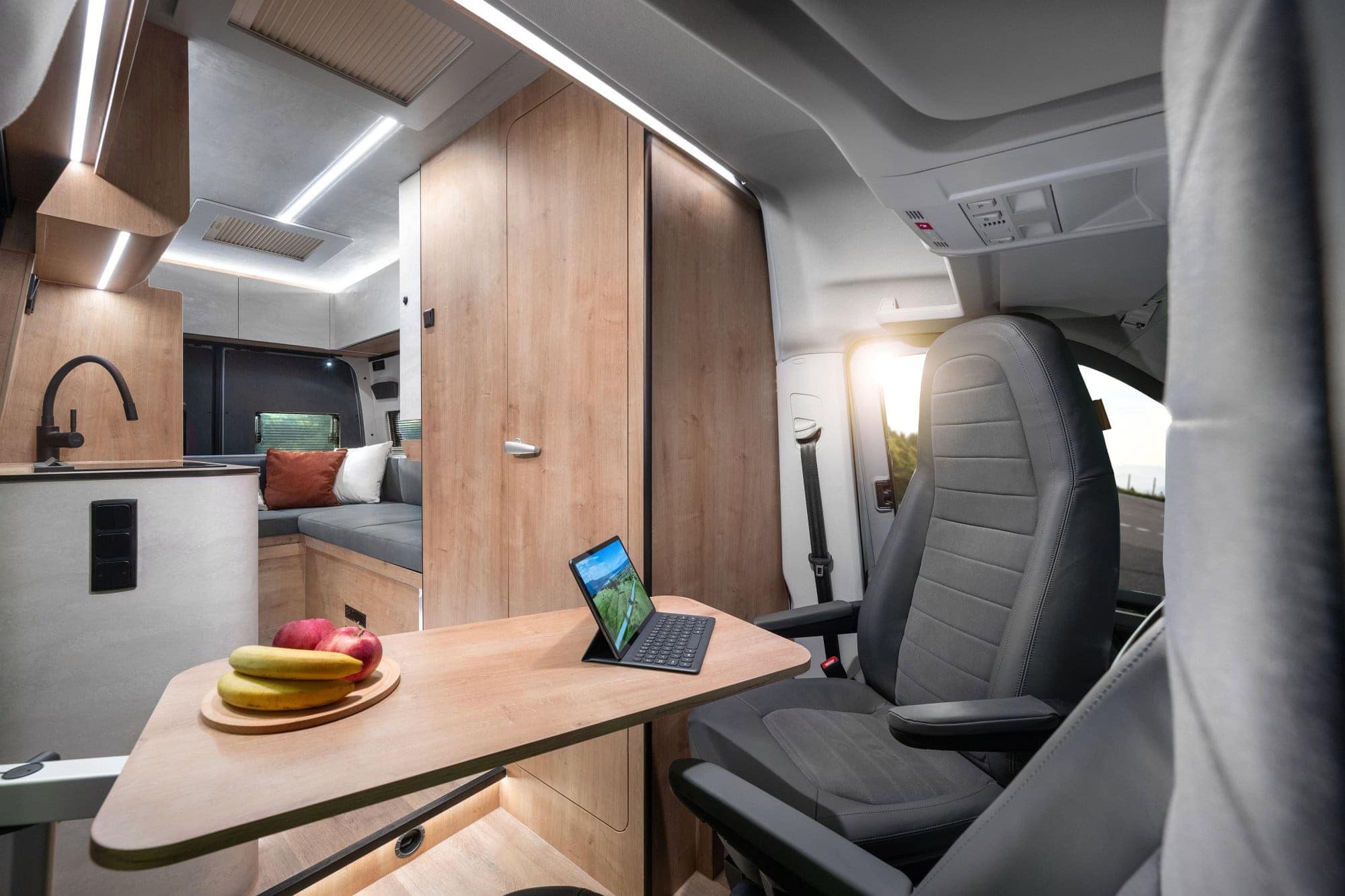 Globe-Traveller Falcon 2YS - Interior